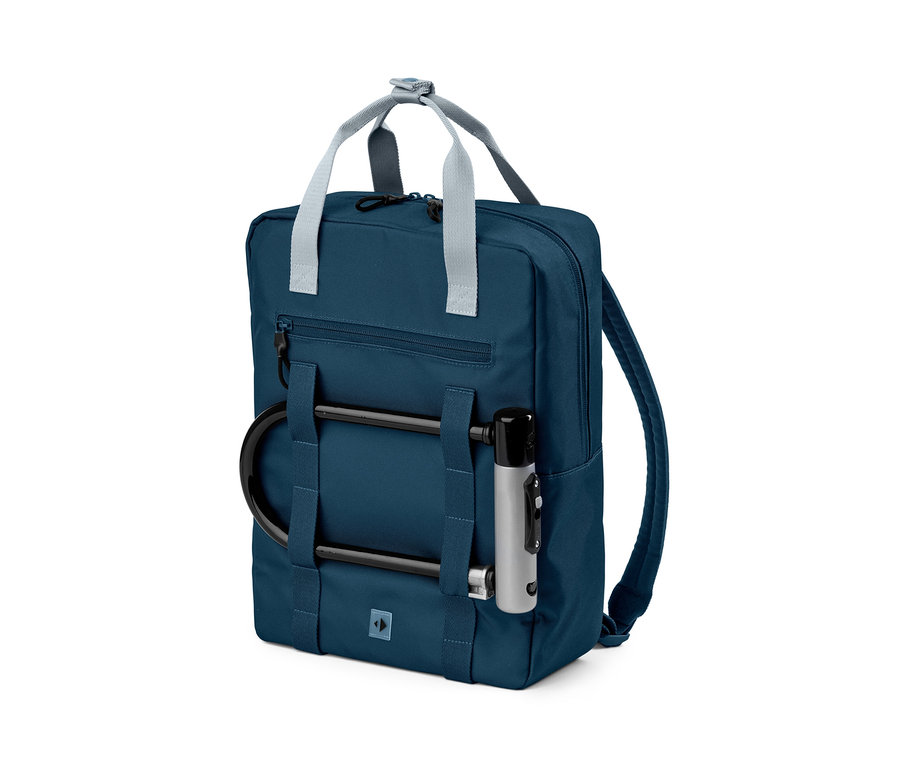 Niebieski plecak outdoorowy z czarnym zapięciem rowerowym i srebrną pompką.