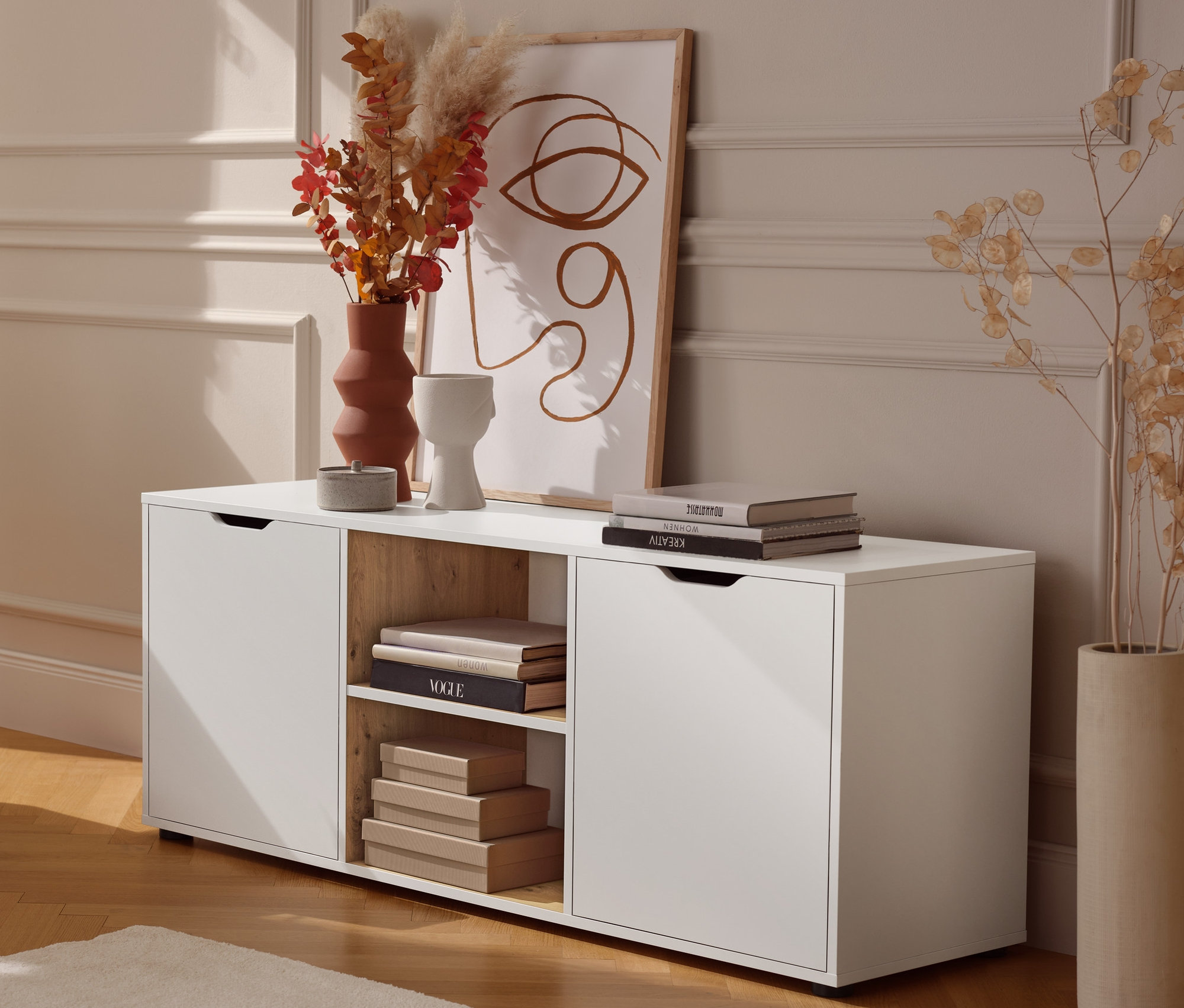 Stolik z metalu stoi obok szafki z szufladami.