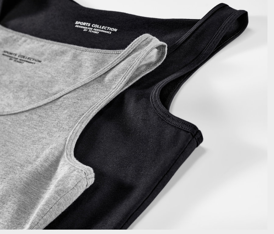 Zbliżenie na 2 czarne i szare melanżowe topy.