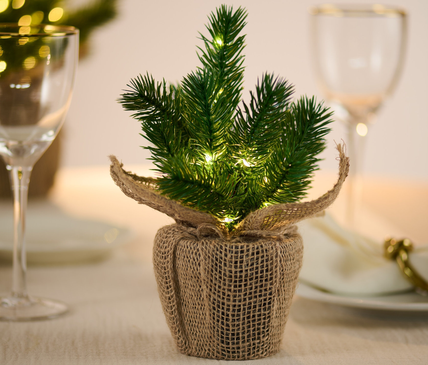 Mała choinka LED stoi na stole.