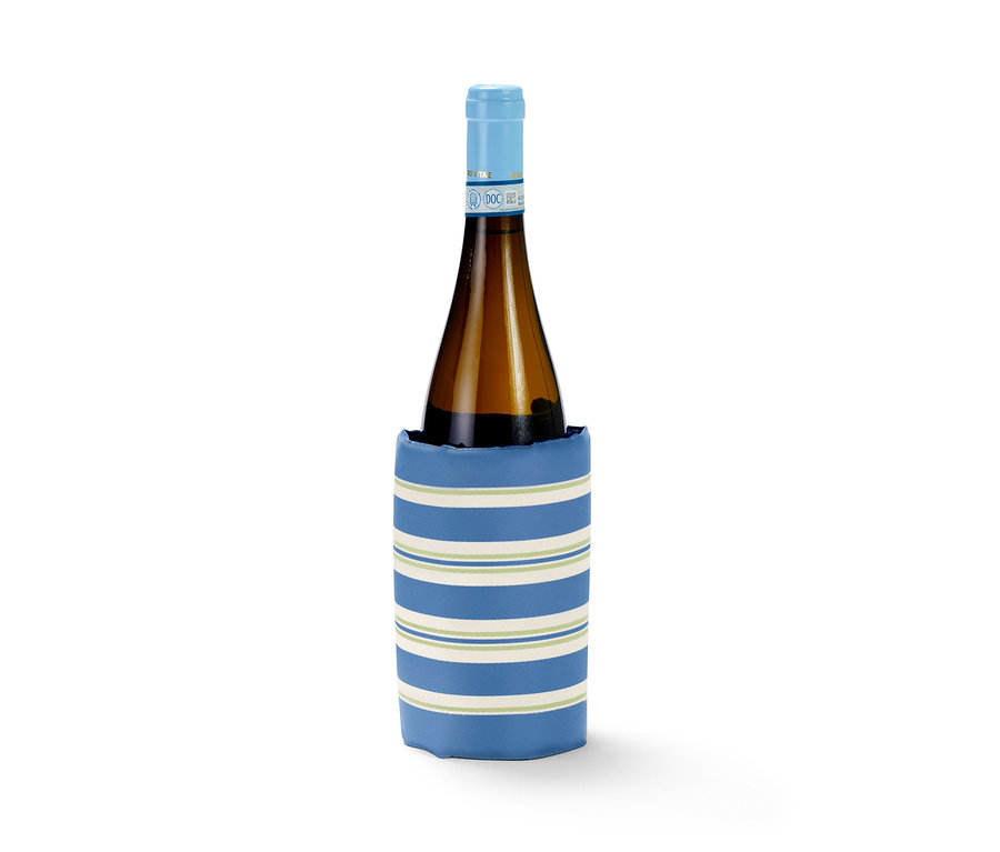 Butelka w kołnierzu chłodzącym do butelek w niebiesko-białe paski.