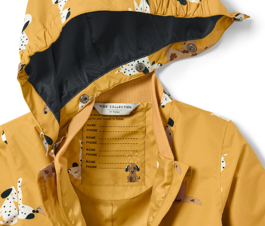 Żółty kombinezon przeciwdeszczowy z nadrukiem psów.