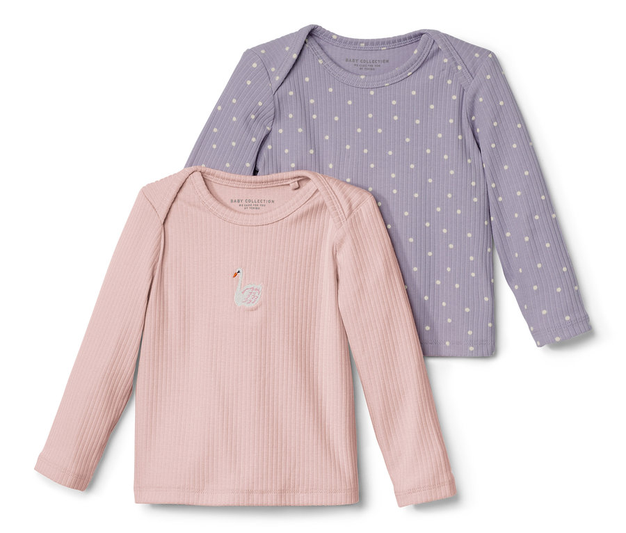 Dwie koszulki niemowlęce z długim rękawem o prążkowanej fakturze: różowa z aplikacją łabędzia i fioletowa w kropki.