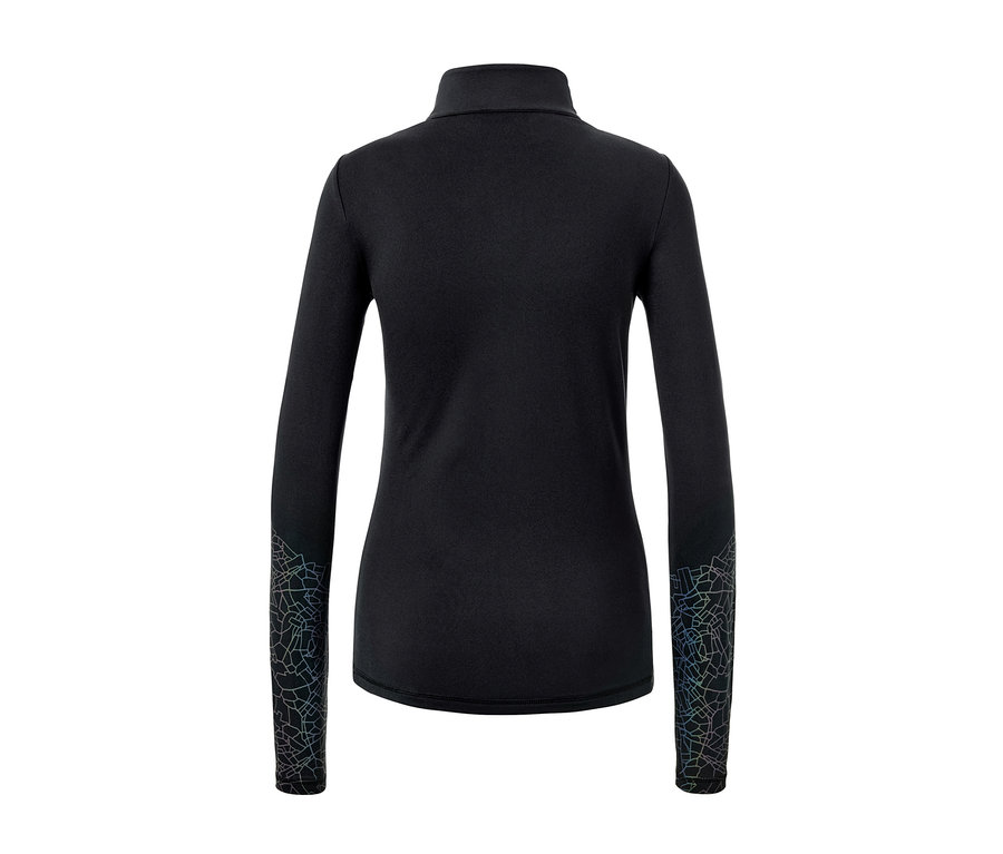 Zdjęcie z bliska tyłu czarnej termoaktywnej koszulki funkcyjnej z długimi rękawami.