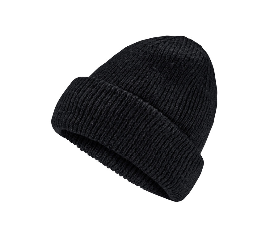 Czarna czapka z dzianiny.