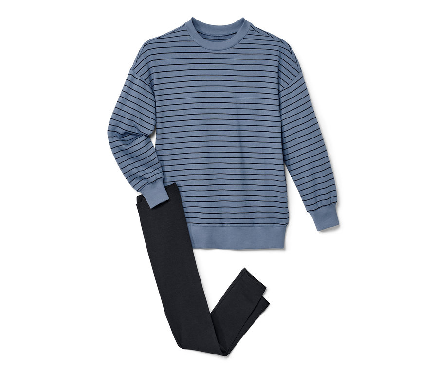 Piżama w niebiesko-czarne paski.