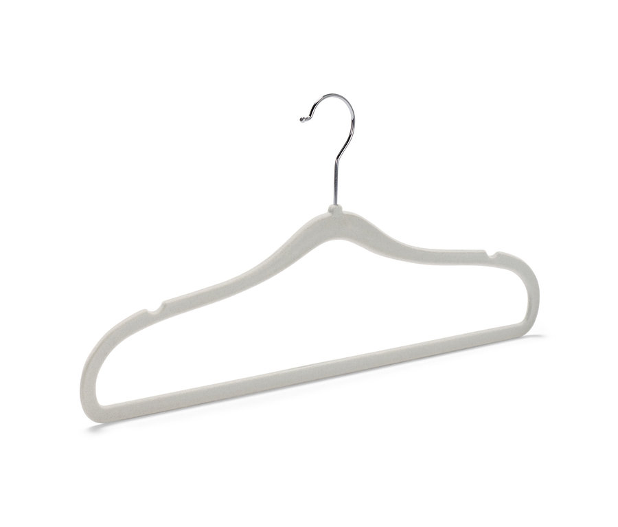 Zbliżenie na pojedynczy, wyjątkowo wąski wieszak na ubrania.