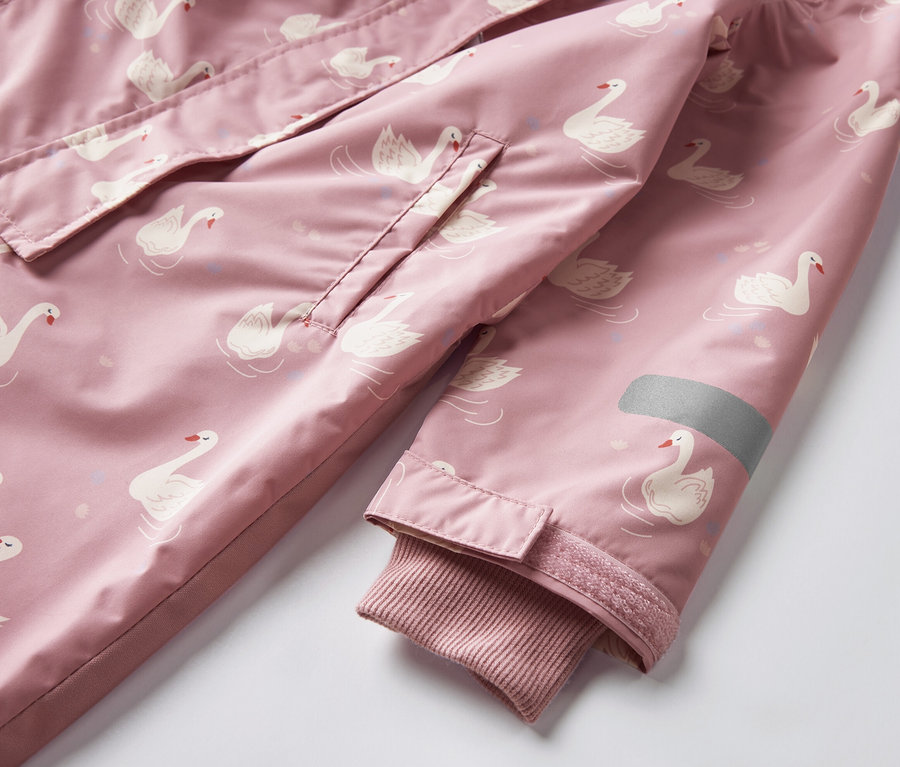 Zbliżenie na dziecięcy kombinezon przeciwdeszczowy z wzorem łabędzi.