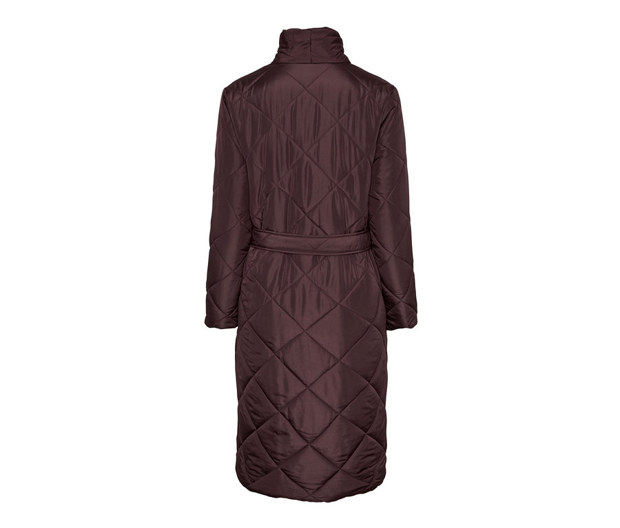 Pikowany płaszcz w kolorze bordowym, widok z tyłu.