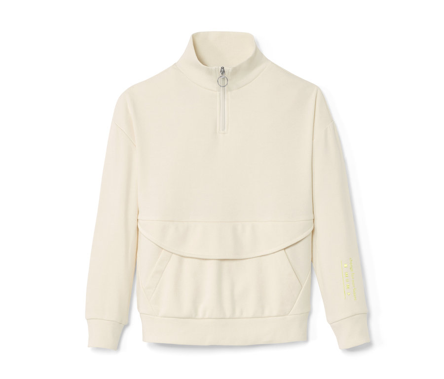 Kremowa bluza z rozpinanym kołnierzem golfowym.