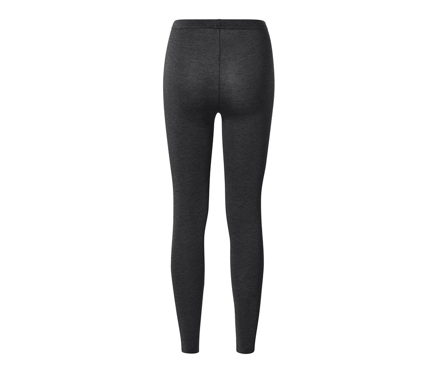Czarne legginsy.