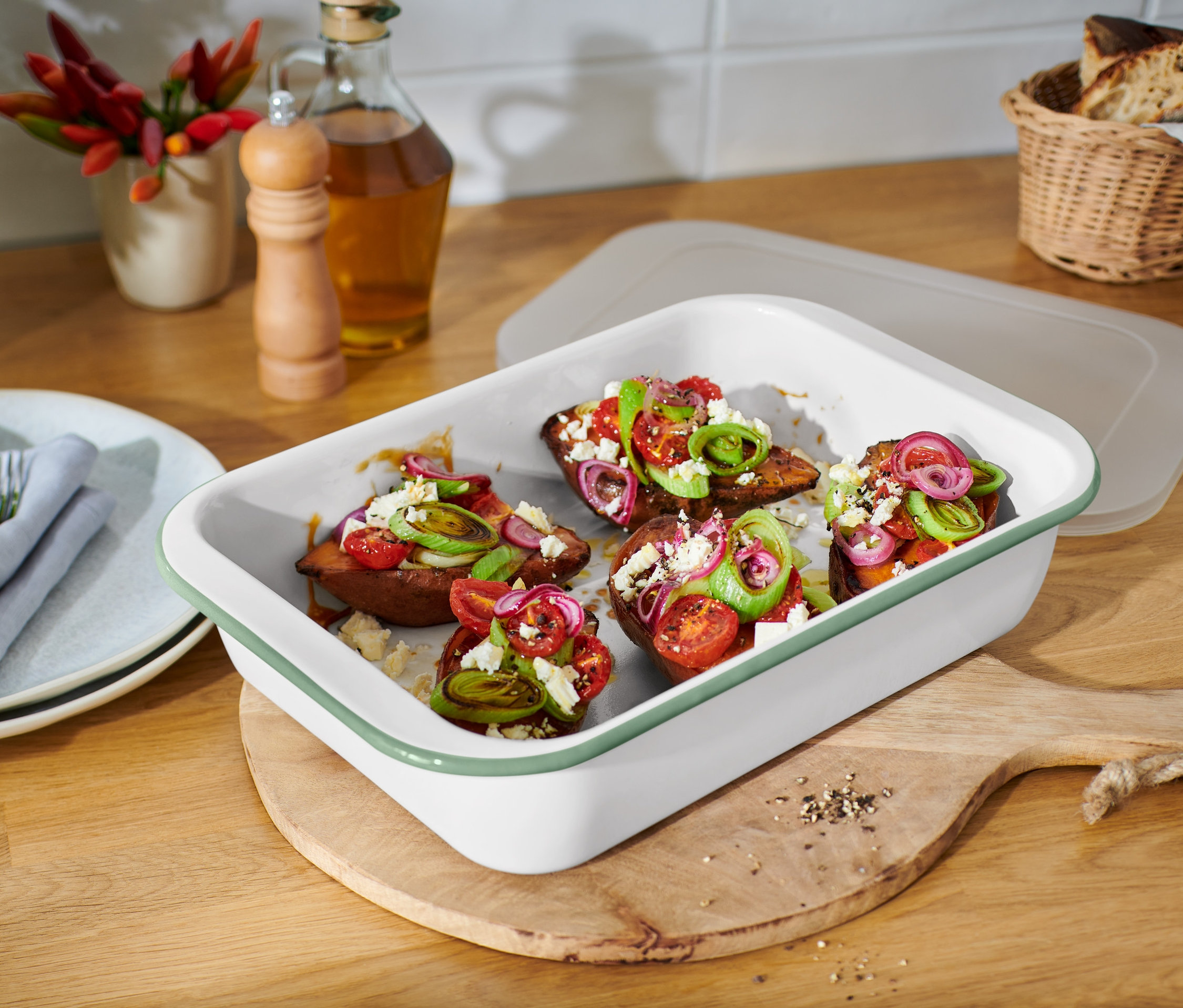 Pieczone bataty z pomidorami, cebulą i serem feta w emaliowanej formie do zapiekania z pokrywką, duża.