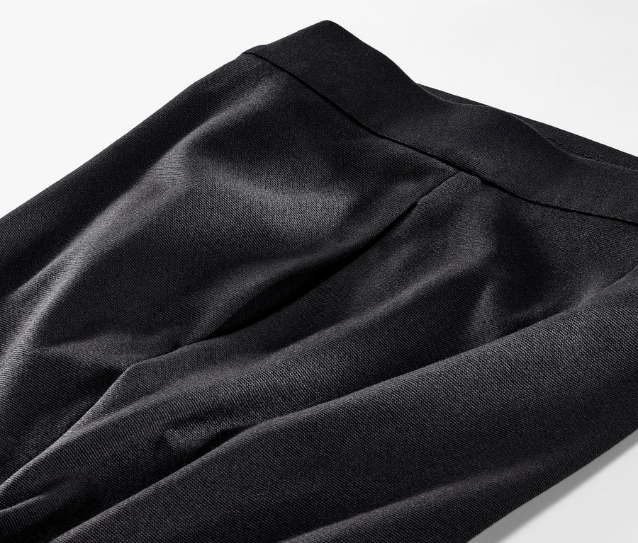 Zbliżenie na czarne, wygodne spodnie z dżerseju.