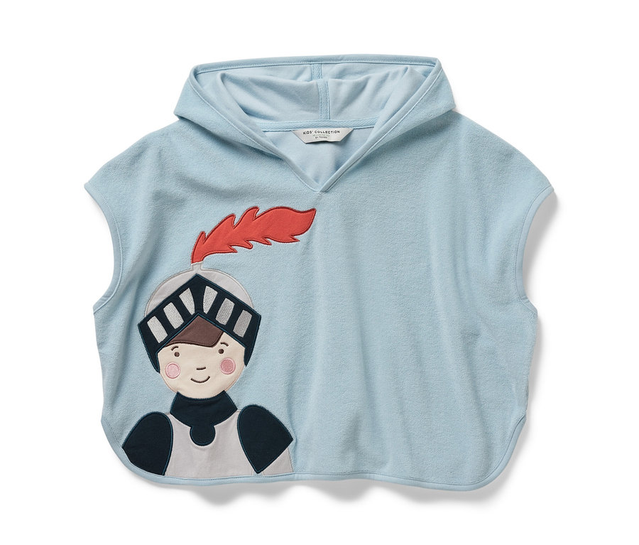 Jasnoniebieskie ponczo frotte z kapturem. Na ponczo naszyty jest rycerz.