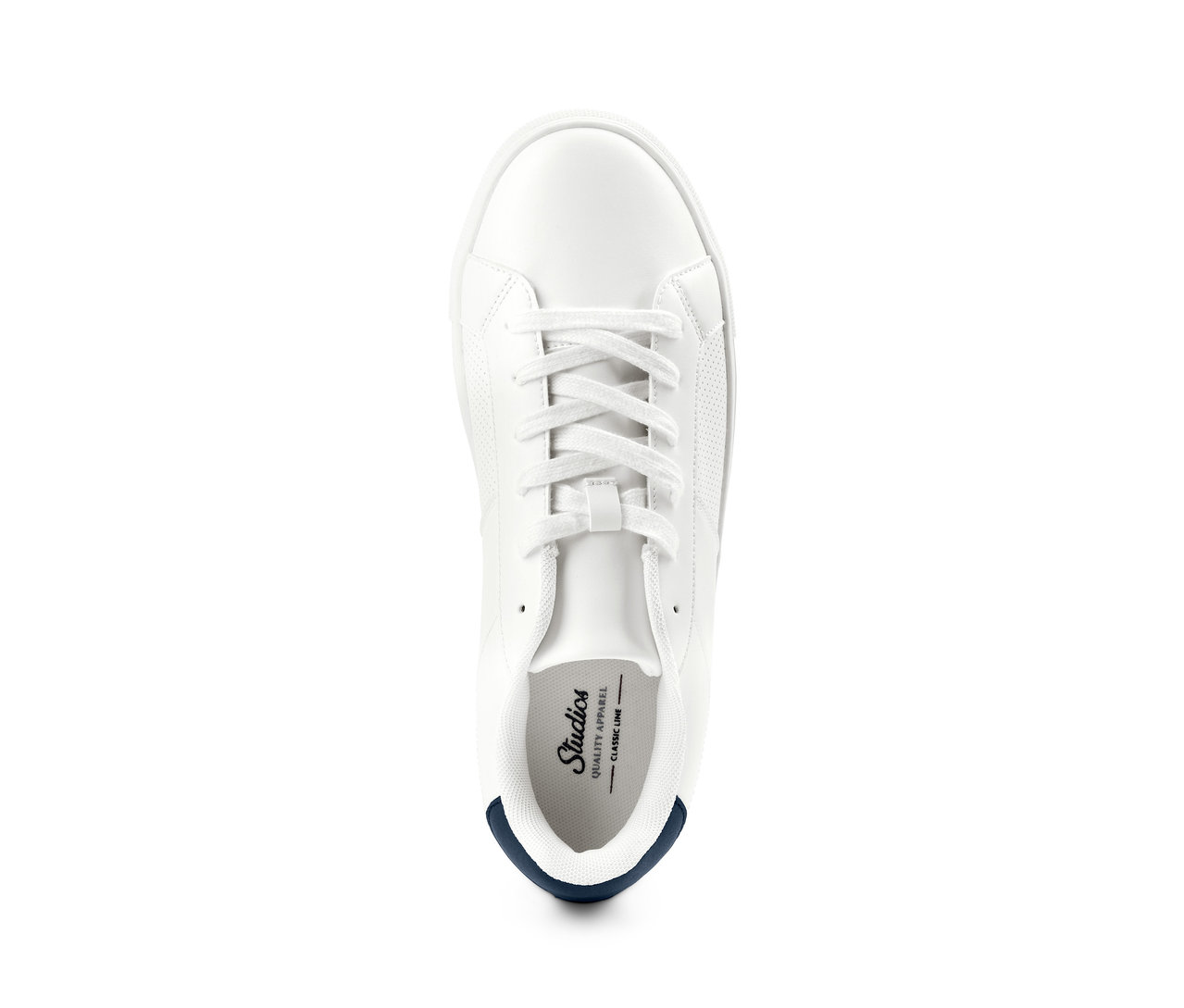 Zdjęcie z góry białego buta typu sneaker.