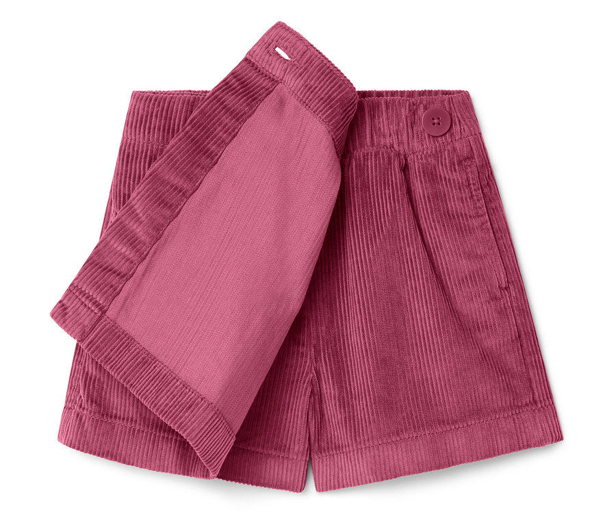 Zbliżenie na różowe szorty sztruksowe.