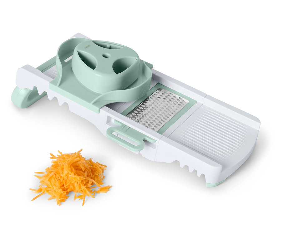 Tarka krajalnica do warzyw z stertą startej marchwi.