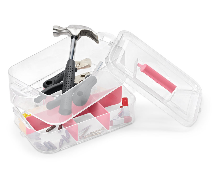 Otwarty plastikowy pojemnik na narzędzia z młotkiem, szczypcami, śrubokrętem i różnymi narzędziami.