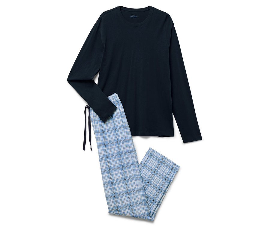 Granatowa piżama z długim rękawem i niebieskie spodnie od piżamy w kratę leżą na białym tle.