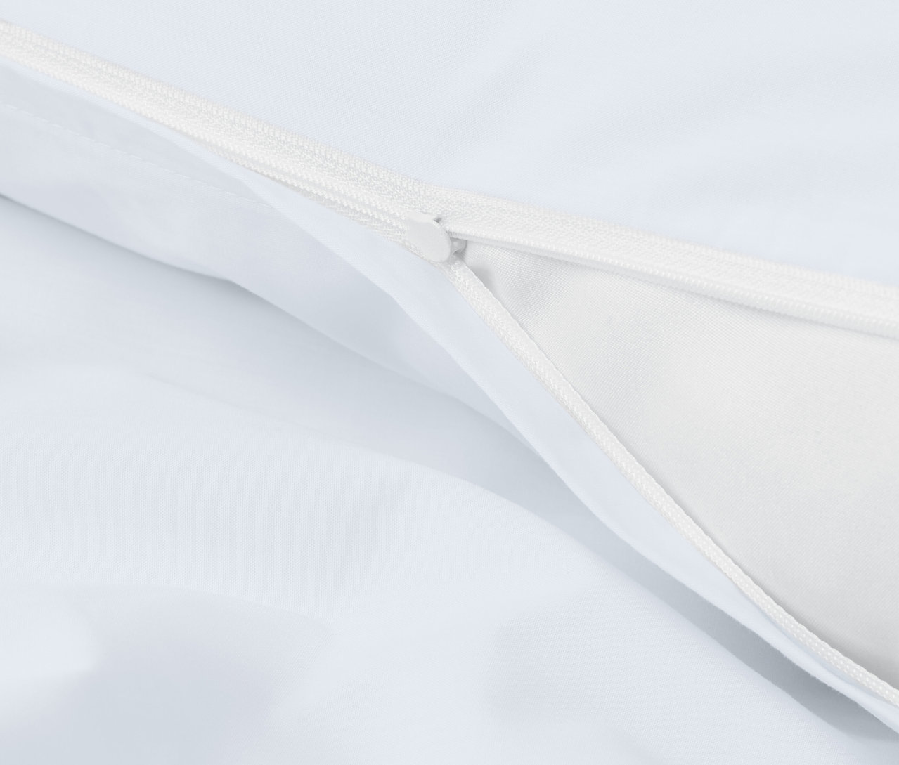 Zbliżenie białej poszwy na kołdrę z zamkiem błyskawicznym.