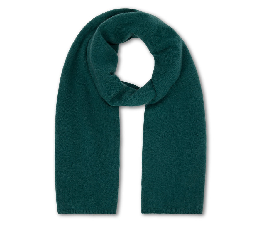 Na białym tle leży kaszmirowy szal w kolorze petrol.