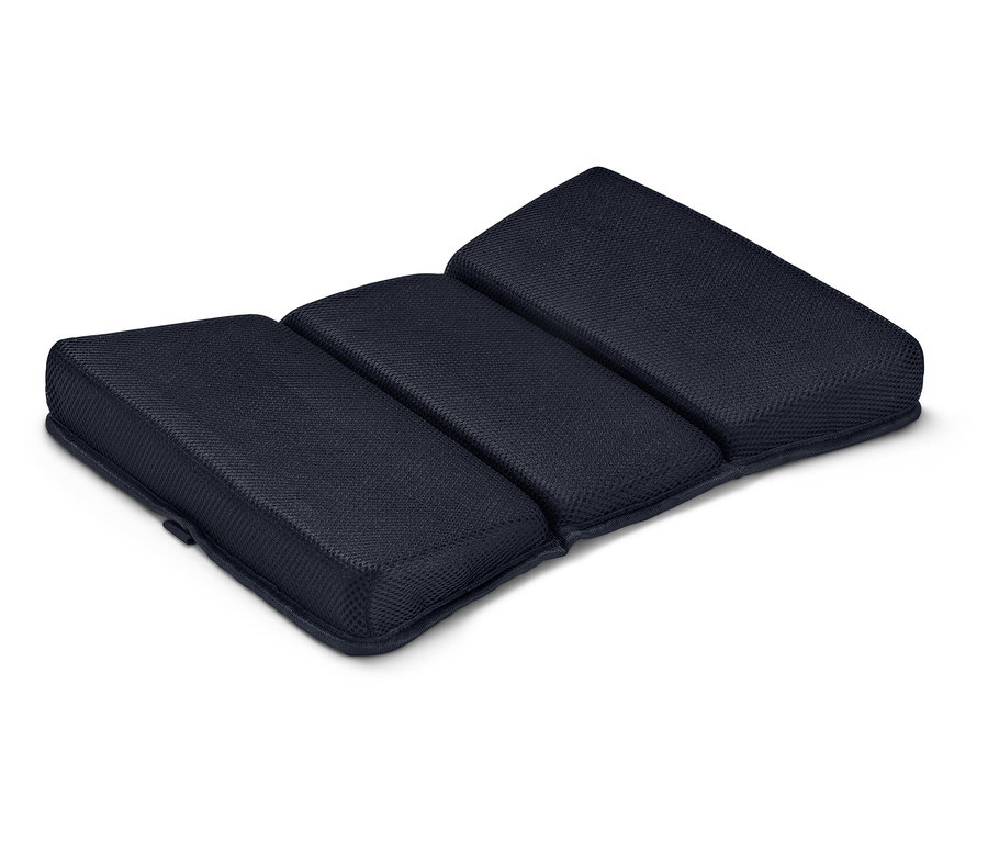 Granatowa nakładka z trzema połączonymi poduszkami na jasnym tle.
