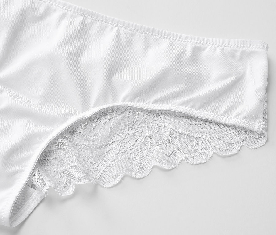 Zbliżenie na białe figi brazylijskie z koronką.