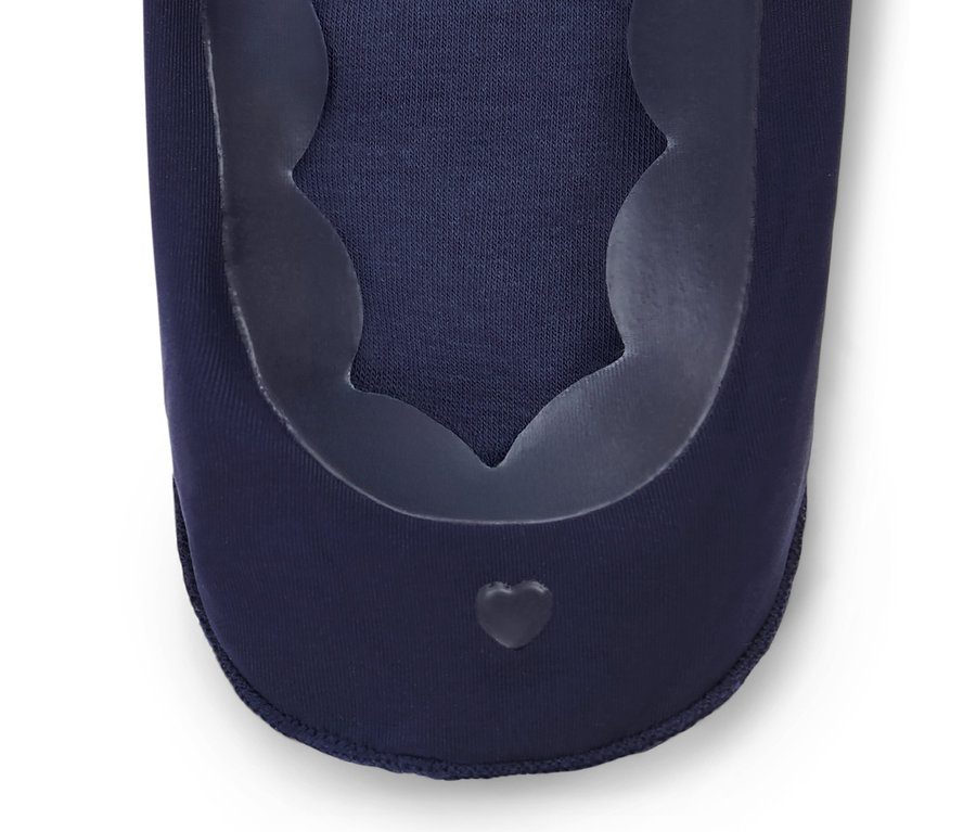 Zbliżenie na parę granatowych skarpetek stopek Magic Cut.