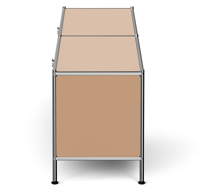 Beżowa szafka z dwiema półkami i chromowaną ramą na białym tle.