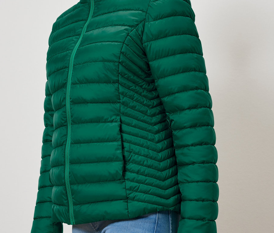 Zielona kurtka pikowana z kieszenią.
