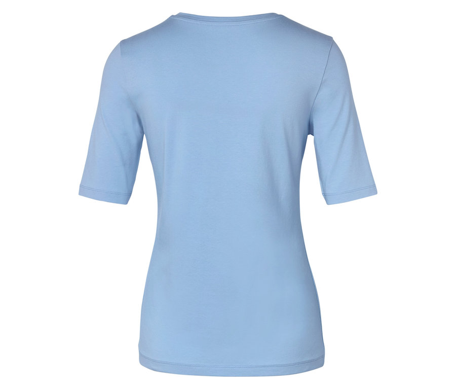 Widok z tyłu na jasnoniebieską koszulkę z krótkim rękawem.