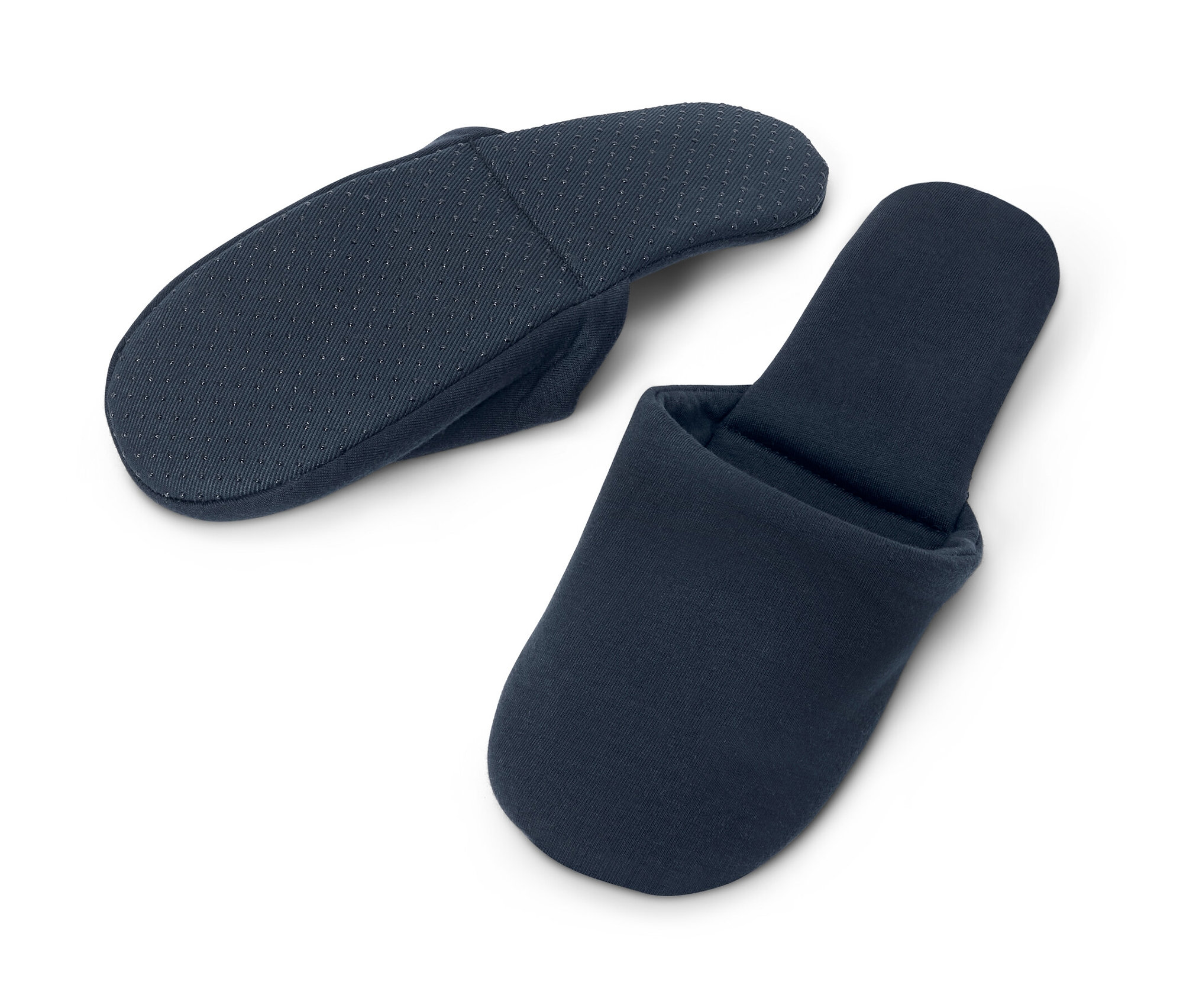 Dwie pary granatowych kapci podróżnych leżą na białym tle.