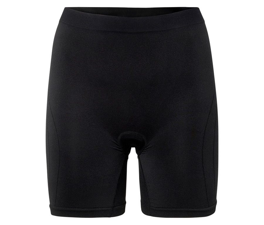 Zbliżenie czarnych szortów rowerowych na białym tle.