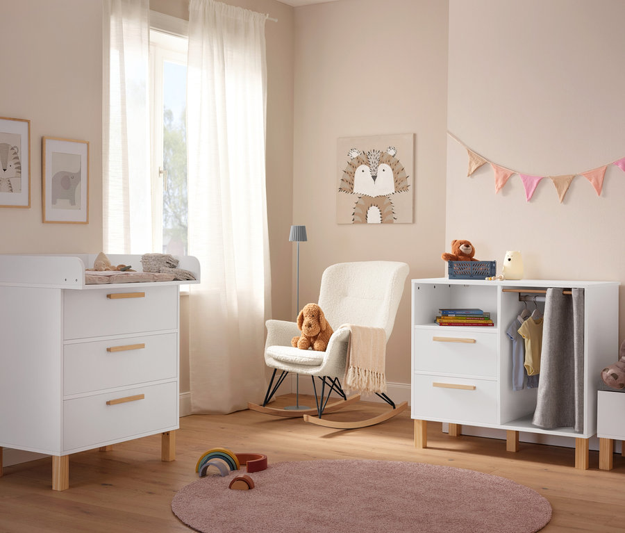 Pokój dziecięcy z fotelem bujanym z tkaniny bouclé i szałwiową akumulatorową lampą stojącą LED do użytku na zewnątrz.