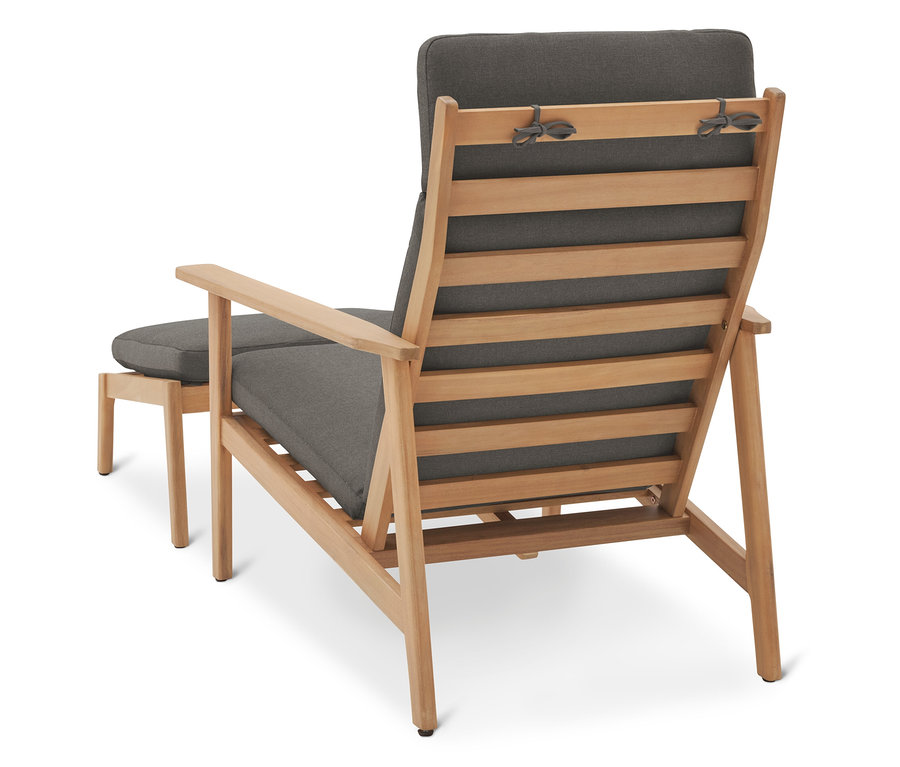 Widok z tyłu drewnianego krzesła ogrodowego z szarymi poduszkami i podnóżkiem.