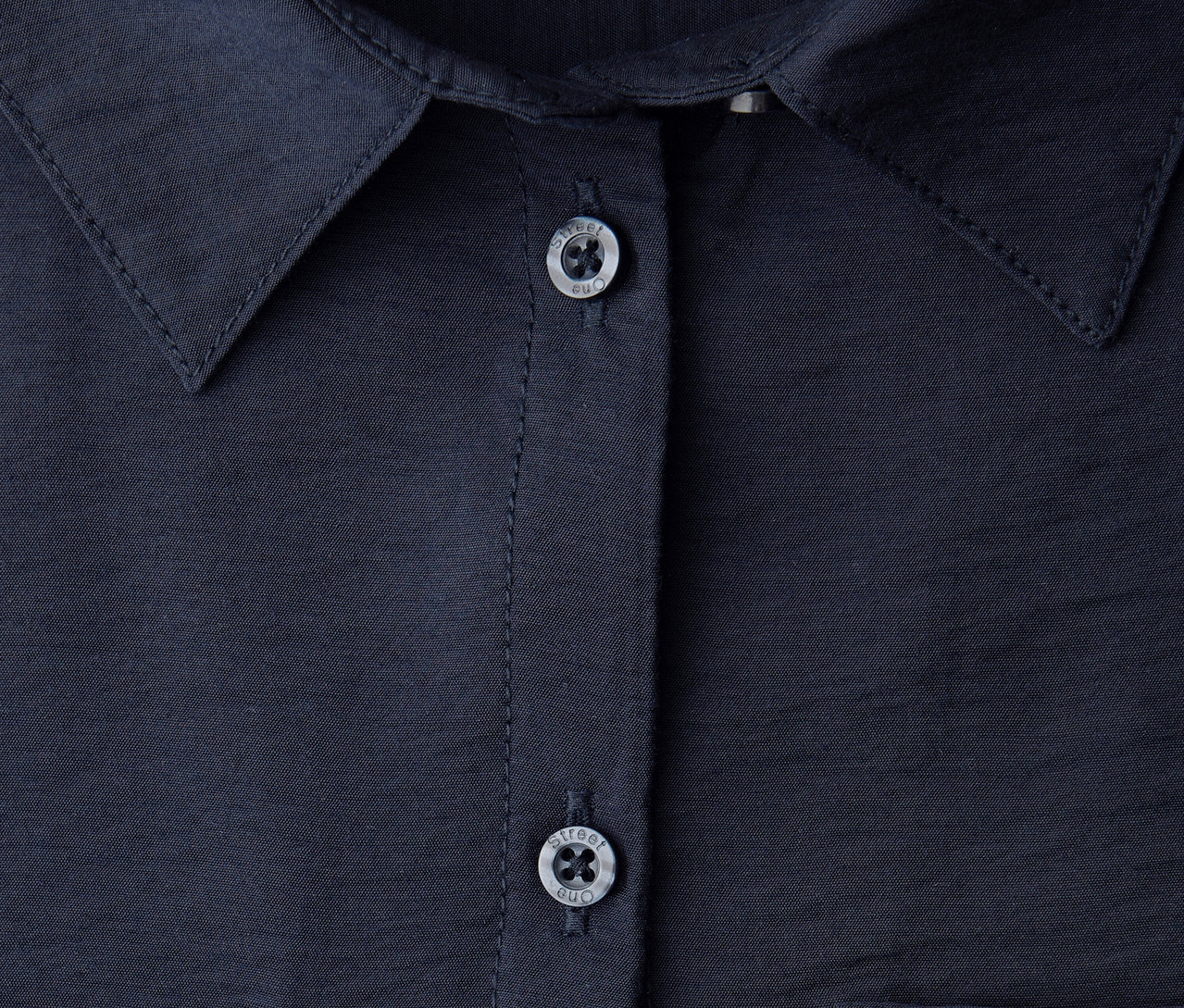 Zbliżenie na koszulę Street One z kołnierzykiem i guzikami.