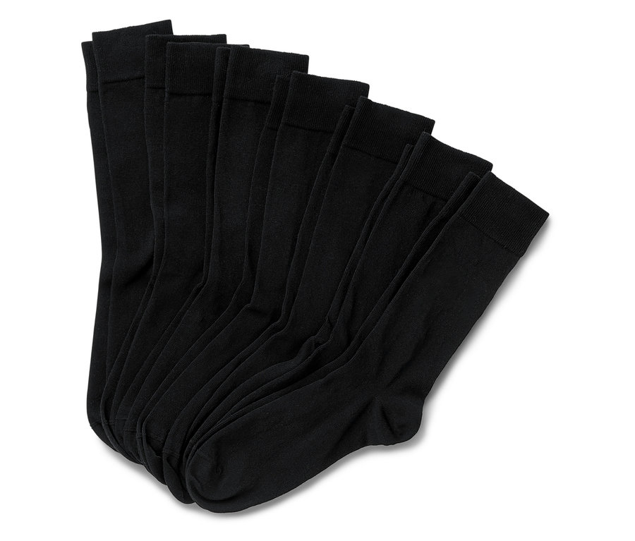 Kilka czarnych skarpet ułożonych jedna na drugiej.