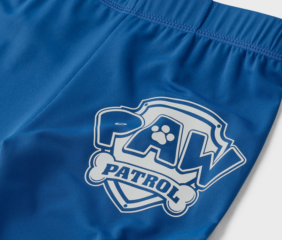 Zbliżenie na niebieskie legginsy z logo Paw Patrol.