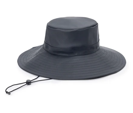 Szary kapelusz typu bucket hat z szerokim rondem i regulowanym paskiem pod brodą leży na białym tle.