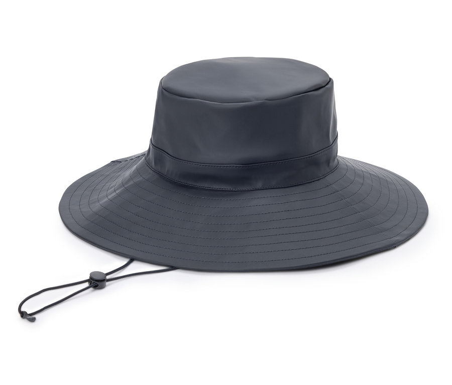 Szary kapelusz typu bucket hat z szerokim rondem i regulowanym paskiem pod brodą leży na białym tle.