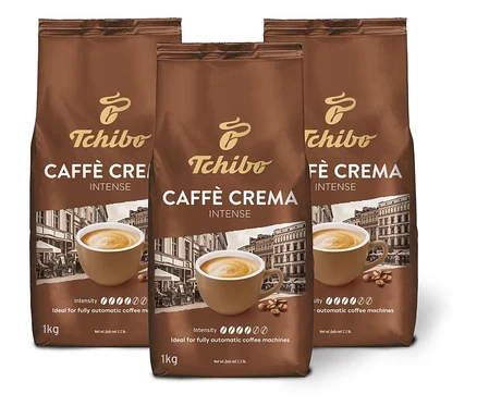 Trzy brązowe opakowania kawy ziarnistej Tchibo Caffè Crema Intense stoją obok siebie.