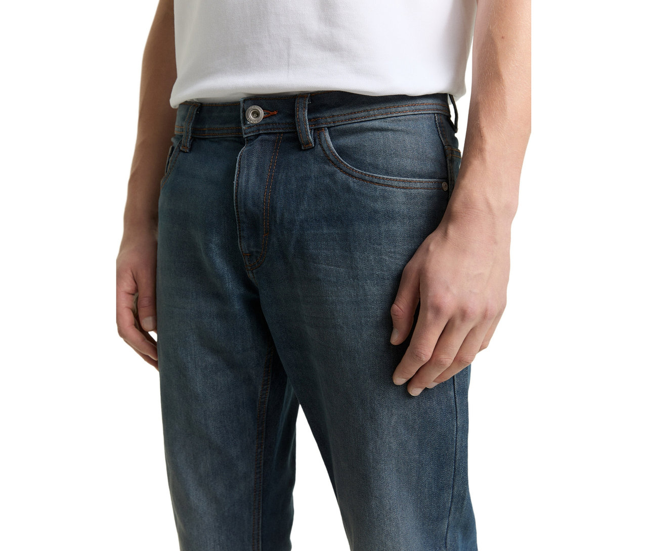 Zbliżenie na osobę w dżinsach Tom Tailor TT MARVIN STRAIGHT ze stretchem, Mid Stone Blue Grey Denim i białym T-shircie.