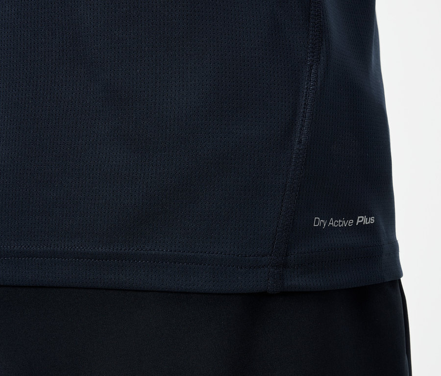 Szczegółowy widok granatowej koszulki sportowej Dry Active Plus.