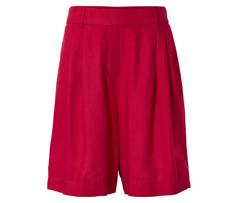 Zbliżenie czerwonych szortów z zakładkami na białym tle.