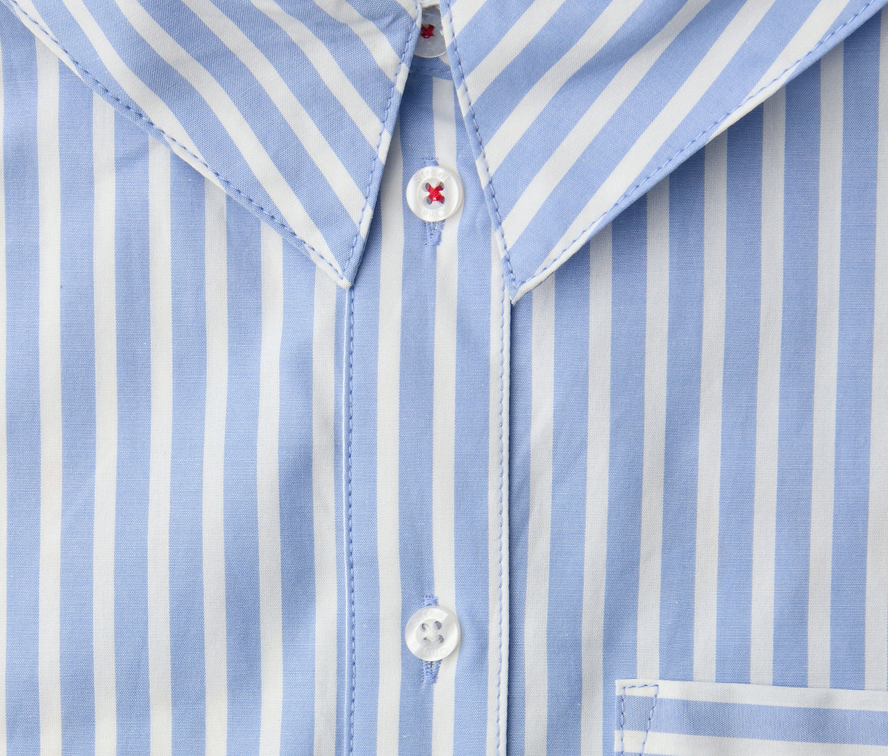 Zbliżenie na koszulę Street One w niebiesko-białe paski z guzikami.