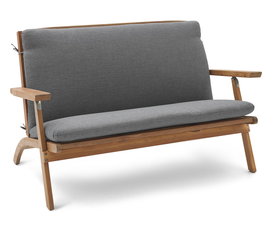 Dwuosobowa sofa z drewnianą ramą i szarymi poduszkami.