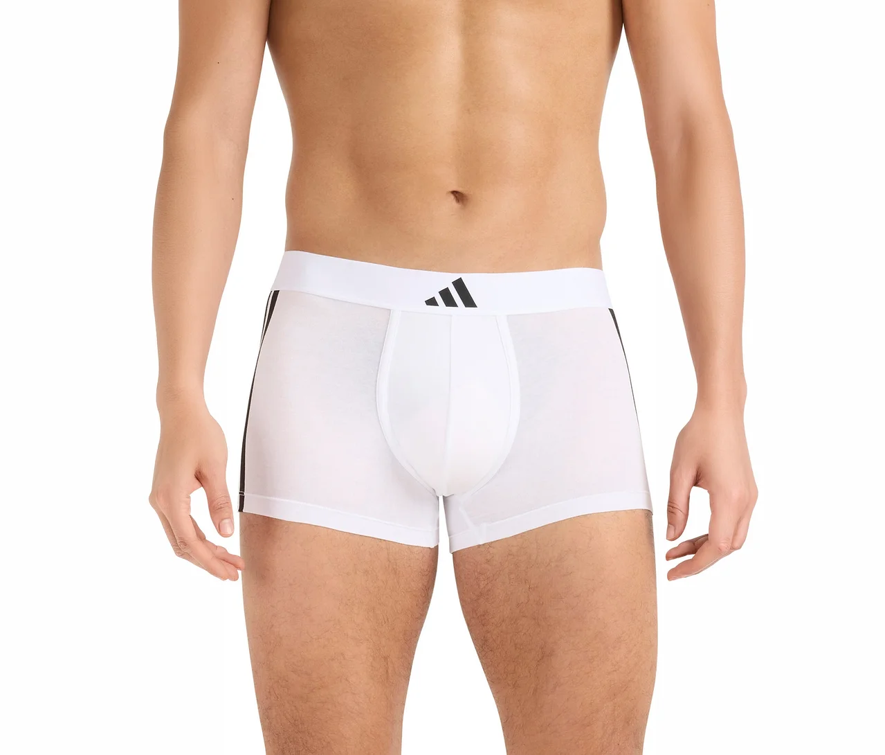 Mężczyzna w białych bokserkach z białym pasem, czarnym logo Adidas i trzema czarnymi paskami po bokach.
