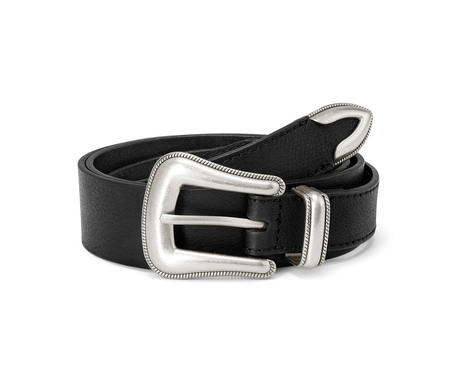 Zwinięty czarny pasek skórzany ze srebrną klamrą