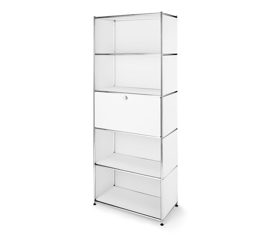 Biały, wysoki regał metalowy z klapą pośrodku.