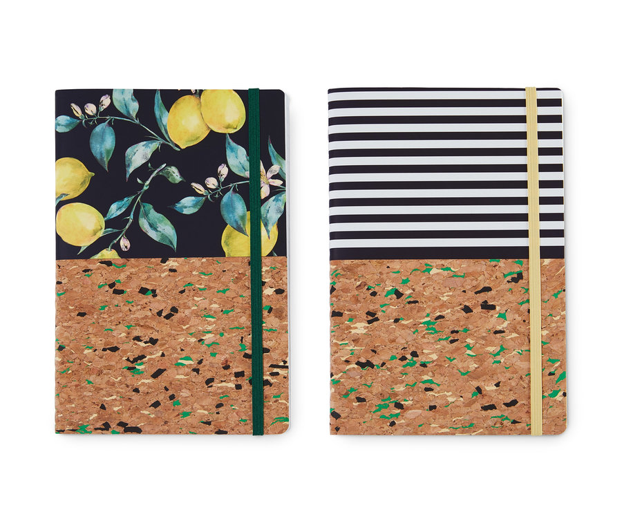 Dwa korkowe notatniki z różnymi wzorami: jeden z nadrukiem cytryn, drugi w czarno-białe paski.
